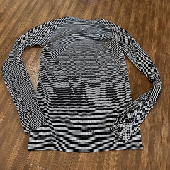 Lululemon Swiftly Tech Long Sleeve Crew
Tempo Stripe Black White
W3F79S
Size 8 - Picture 5 of 5